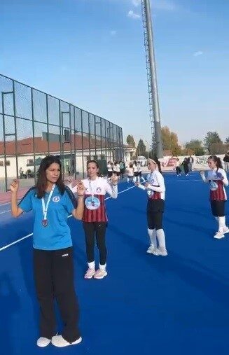 Muğla U13 Kız Hokey Takımı, Türkiye Şampiyonu Olmanın Coşkusunu Zeybek ile Kutladı U13 Kızlar Türkiye Hokey Şampiyonası'nda Muğla İl Karması, ev sahibi
