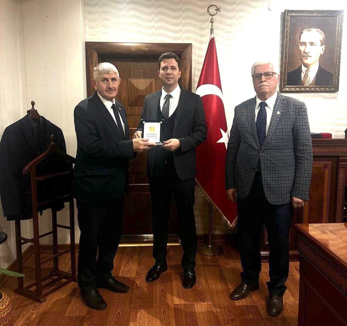 Türkiye Muharip Gaziler Derneği Erzurum Şube Başkanı Salih Mesci, çeşitli