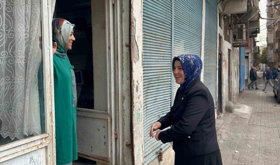 Diyarbakır'ın Bağlar ilçesinde kentsel dönüşüm çalışmaları kapsamında muhtar Dilek Demir,