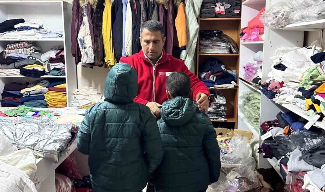 Van'ın Muradiye ilçesinde Türk Kızılay, kış mevsiminde ihtiyaç sahibi vatandaşlara