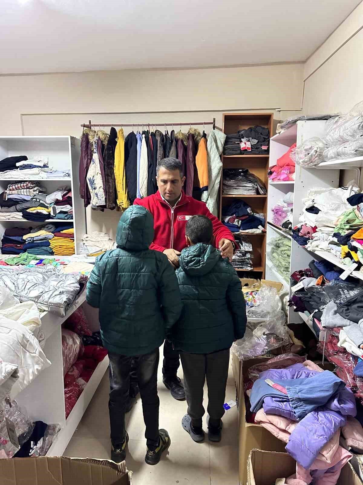 Van'ın Muradiye ilçesinde Türk Kızılay, kış mevsiminde ihtiyaç sahibi vatandaşlara