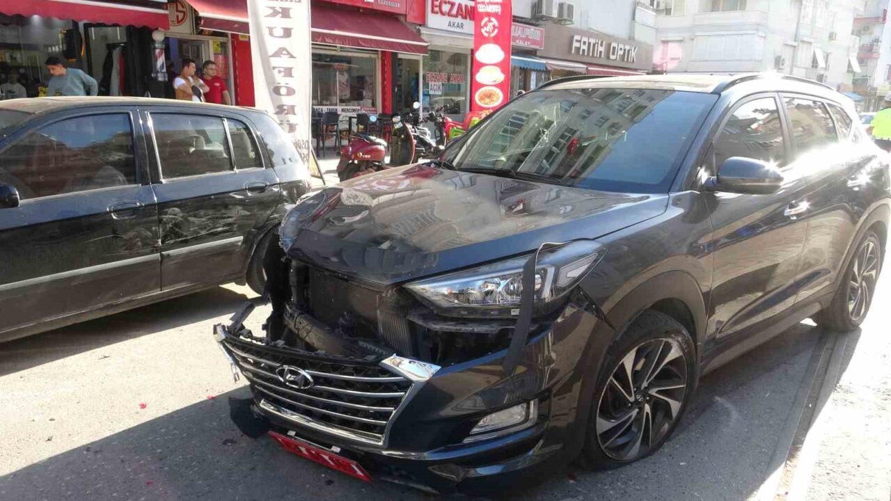 Antalya'nın Muratpaşa ilçesinde kaymakam İhsan Kara, makam aracıyla geçirdiği trafik