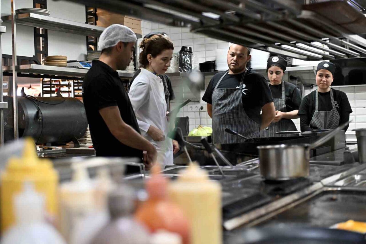 Muratpaşa Belediyesi, Antalya'daki restoran ve kafelerin hijyen standartlarını artırmak amacıyla