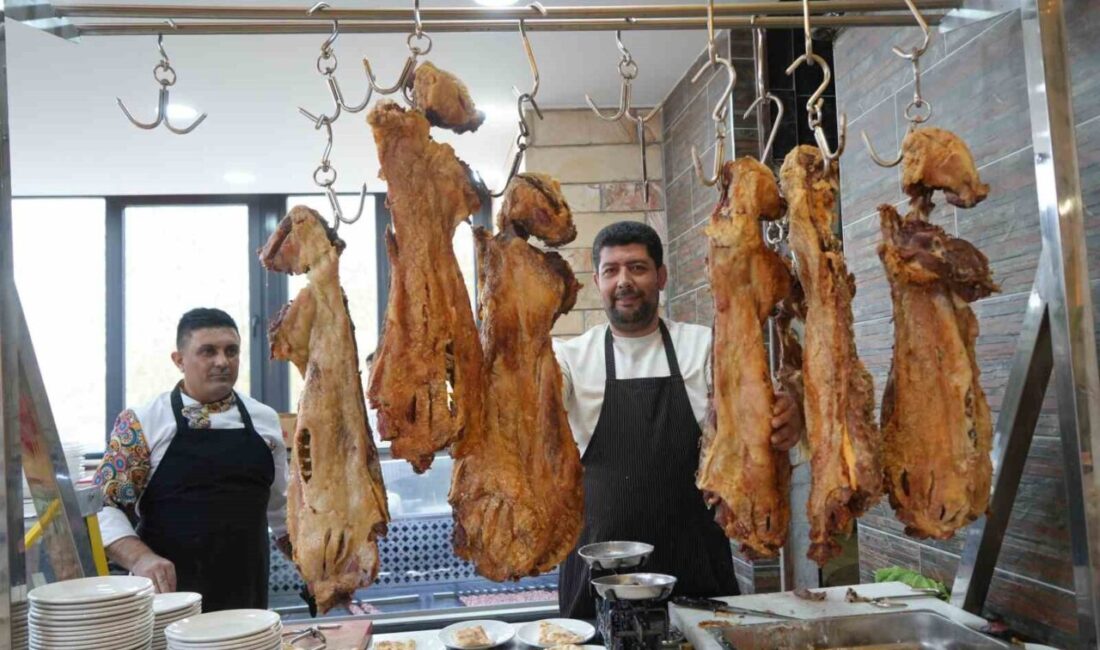 Muş'ta 15 yıldır büryan kebabını ustalıkla hazırlayan Metin Göçmen, tandırda