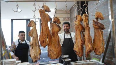 Muş'ta 15 yıldır büryan kebabını ustalıkla hazırlayan Metin Göçmen, tandırda