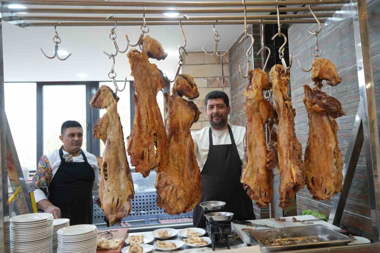 Muş'ta 15 yıldır büryan kebabını ustalıkla hazırlayan Metin Göçmen, tandırda