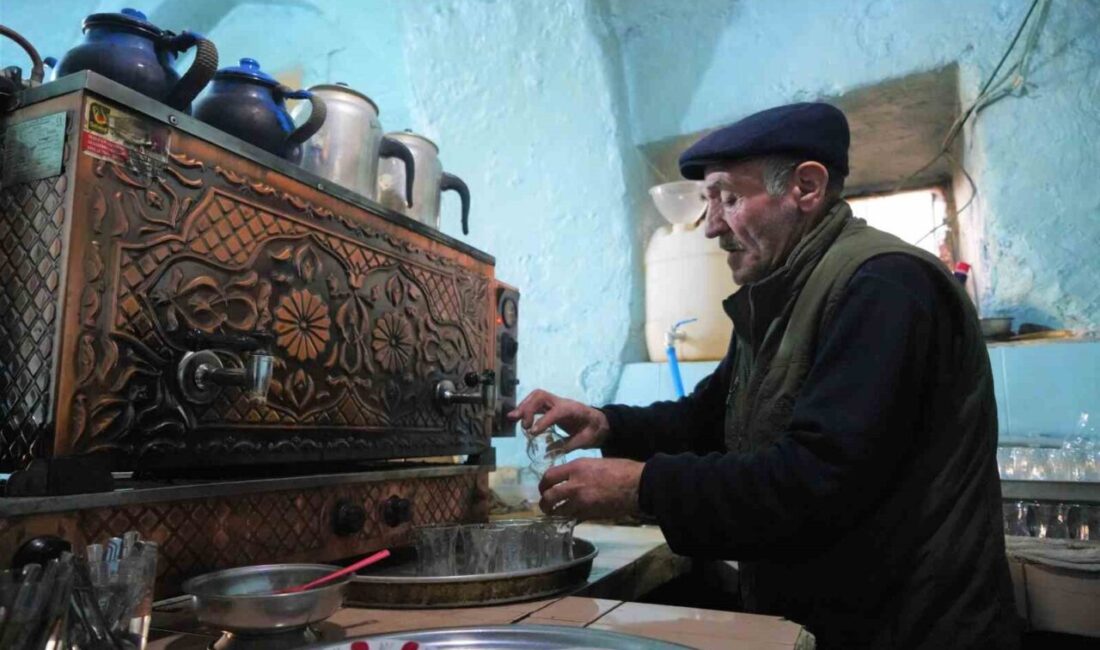 Muş’taki Tarihi Çay Ocağında 55 Yıldır Çay Demleyen Burhan İneci’nin Sıcak Meslek Hikayesi Muş'taki 350 yıllık çay ocağında 55 yıldır çay demlenen Burhan