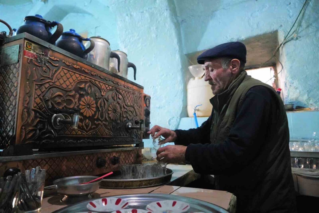 Muş'taki 350 yıllık çay ocağında 55 yıldır çay demlenen Burhan