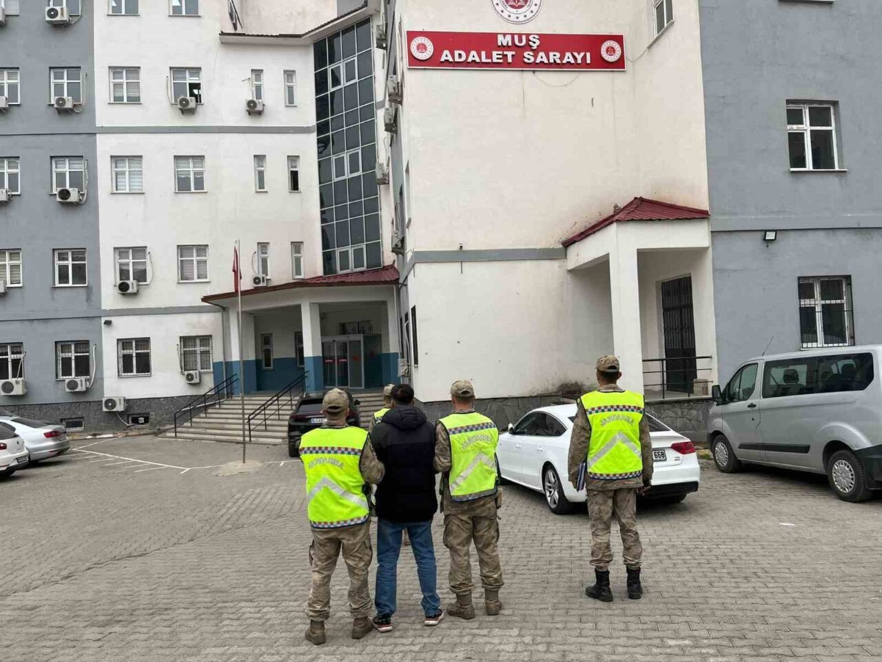 Muş İl Jandarma Komutanlığı, devriye sırasında hapis cezası bulunan M.A.K.'yı