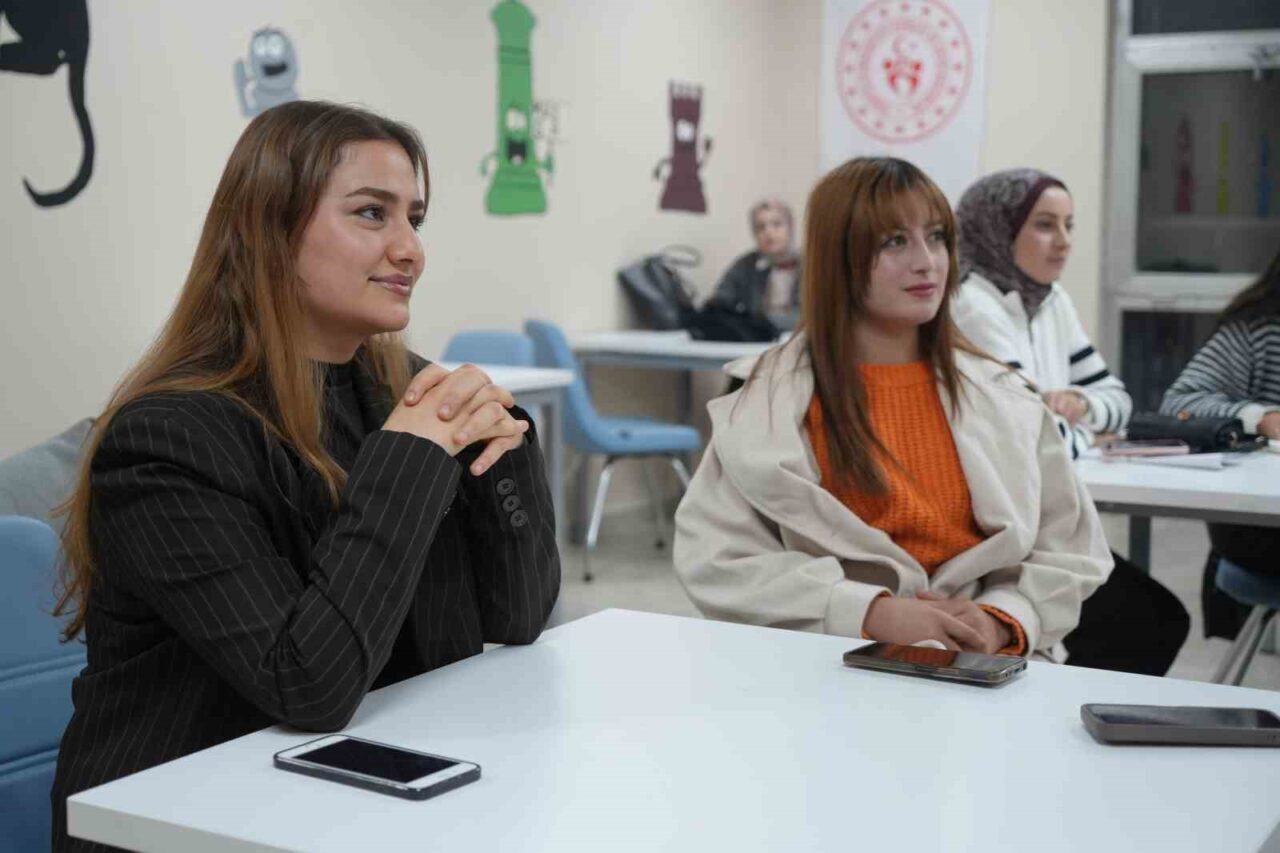 Muş Halk Eğitim Merkezi'nde düzenlenen diksiyon, spikerlik ve sunuculuk kursu,