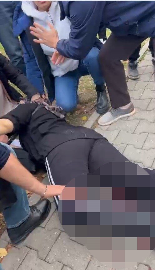 Muş’ta eski eşi tarafından pompalı tüfekle ağır yaralanan kadın hastaneye kaldırıldı, şüpheli için geniş çaplı operasyon başlatıldı.