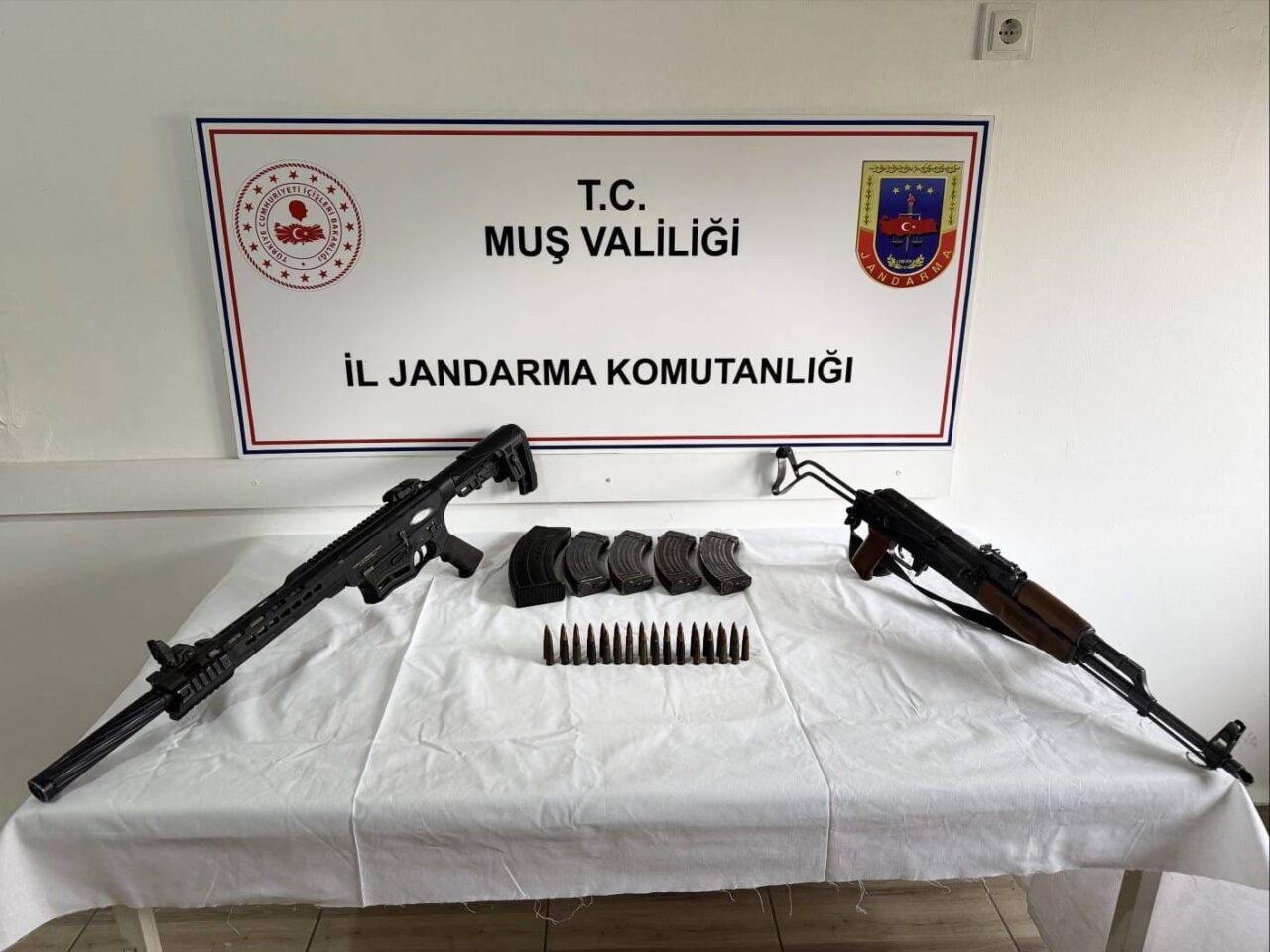 Muş'ta bir eve düzenlenen silahlı saldırıyla ilgili baba-oğul iki şüpheli,