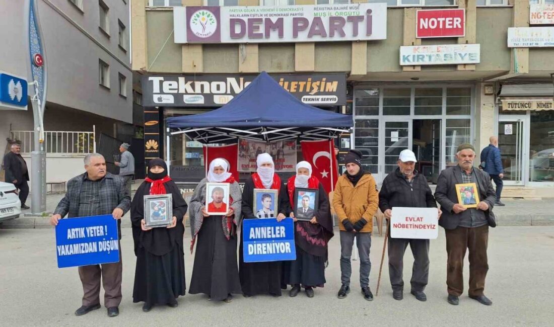 Muş’ta DEM Parti İl Başkanlığı önünde düzenlenen evlat nöbetinde aileler,