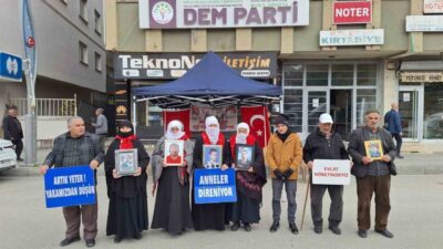 Muş’ta DEM Parti İl Başkanlığı önünde düzenlenen evlat nöbetinde aileler,