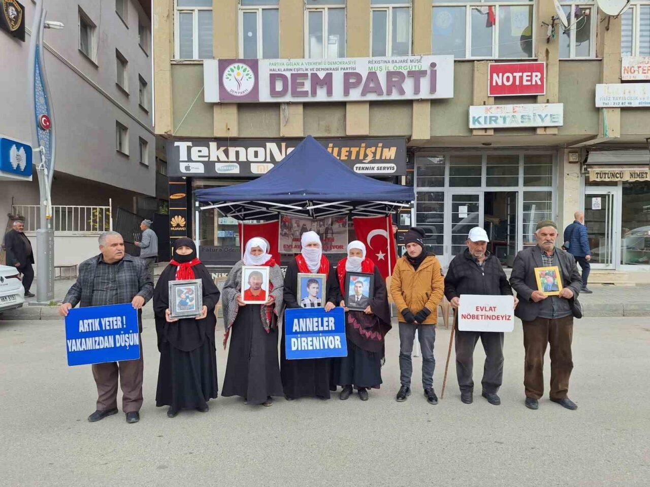 Muş’ta DEM Parti İl Başkanlığı önünde düzenlenen evlat nöbetinde aileler,
