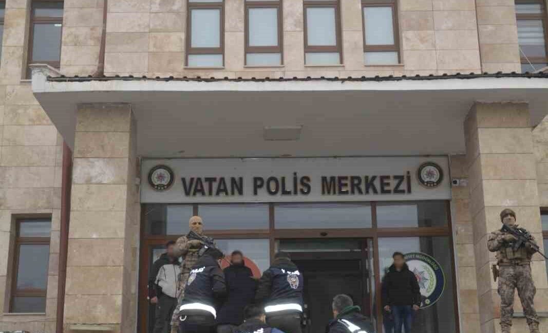 Muş'un Bulanık ilçesinde iki aile arasında okulda başlayan bir çekişme,