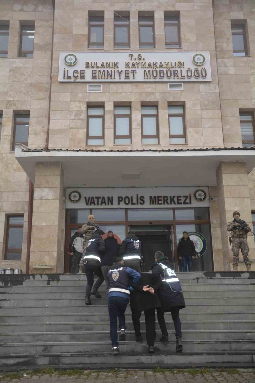 Muş'un Bulanık ilçesinde iki aile arasında okulda başlayan bir çekişme,