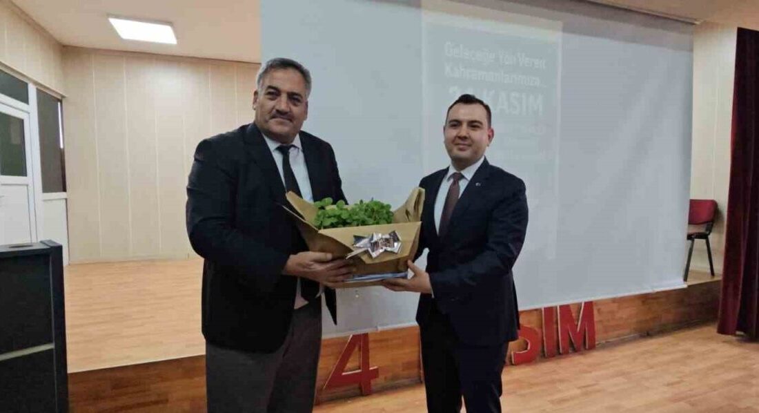 Muş'un Hasköy ilçesinde, geçen yıl öğretmenlere hediye edilen çiçek, Kaymakam