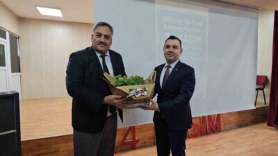 Muş'un Hasköy ilçesinde, geçen yıl öğretmenlere hediye edilen çiçek, Kaymakam