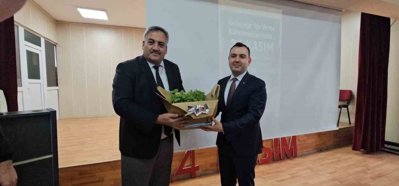 Muş'un Hasköy ilçesinde, geçen yıl öğretmenlere hediye edilen çiçek, Kaymakam