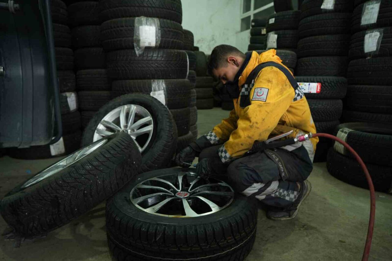 Muş'ta bir tavuk, saldıran sokak köpeklerinden kaçarak lastikçi Mesut Tuncer'in