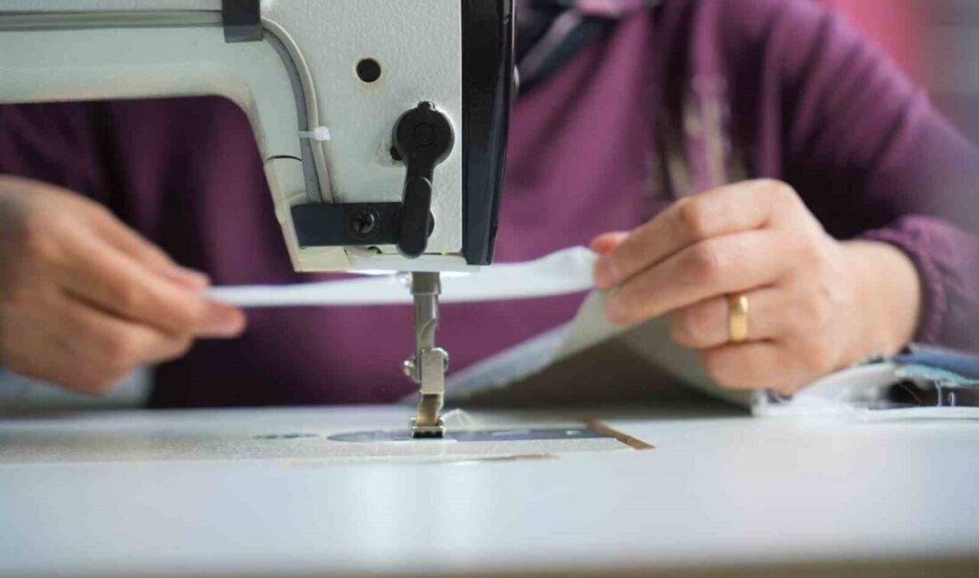 Muş’ta Kadınlar, Halk Eğitimi Kurslarıyla Hem Meslek Ediniyor Hem de Sosyal Sorumluluk Projeleriyle Öne Çıkıyor Muş'taki Halk Eğitim Merkezi kurslarına katılan kadınlar, atık kumaşları değerlendirerek