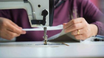 Muş'taki Halk Eğitim Merkezi kurslarına katılan kadınlar, atık kumaşları değerlendirerek