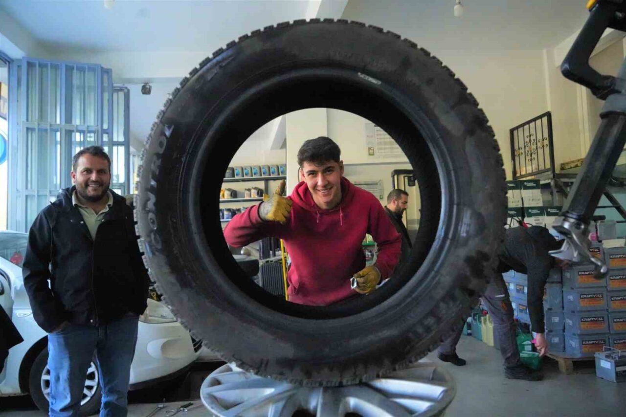 Muş'ta 15 Kasım'da başlayacak zorunlu kış lastiği uygulaması öncesi lastikçilere