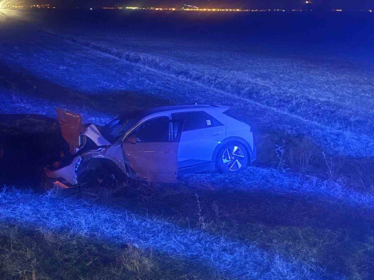 Muş'un Hasköy ilçesinde, seyir halindeki bir otomobil ani bir şekilde