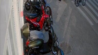 Mustafakemalpaşa'da bisikletiyle yaya geçidinden geçmeye çalışan 10 yaşındaki Ömer Uçar,