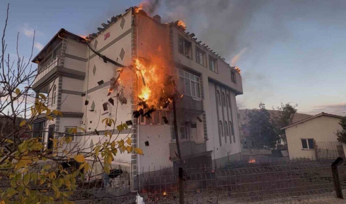 Kulu’da Müstakil Evdeki Yangın İtfaiye Ekipleri Tarafından Kısa Sürede Söndürüldü Konya'nın Kulu ilçesindeki Yaraşlı Mahallesi'nde M.Y.'ye ait üç katlı bir