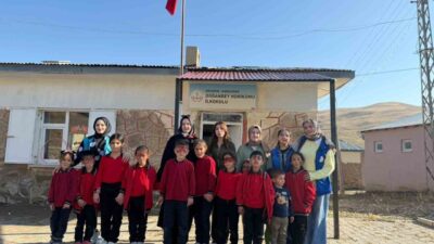 Narman ilçesinden gönüllü gençler ve Gençlik Merkezi personeli, Kardeş İlçe