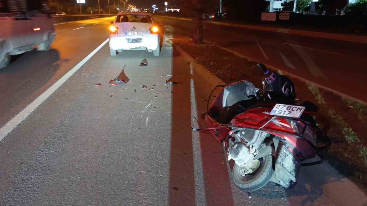 Manavgat’ta Emniyet Şeridinde Duraklayan Araca Motosiklet Çarptı: Sürücü Yaralı
