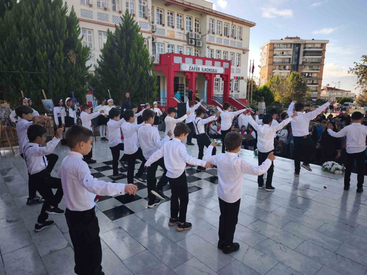 Aydın'ın Nazilli ilçesindeki Zafer İlkokulu, Gazi Mustafa Kemal Atatürk'ün başöğretmen