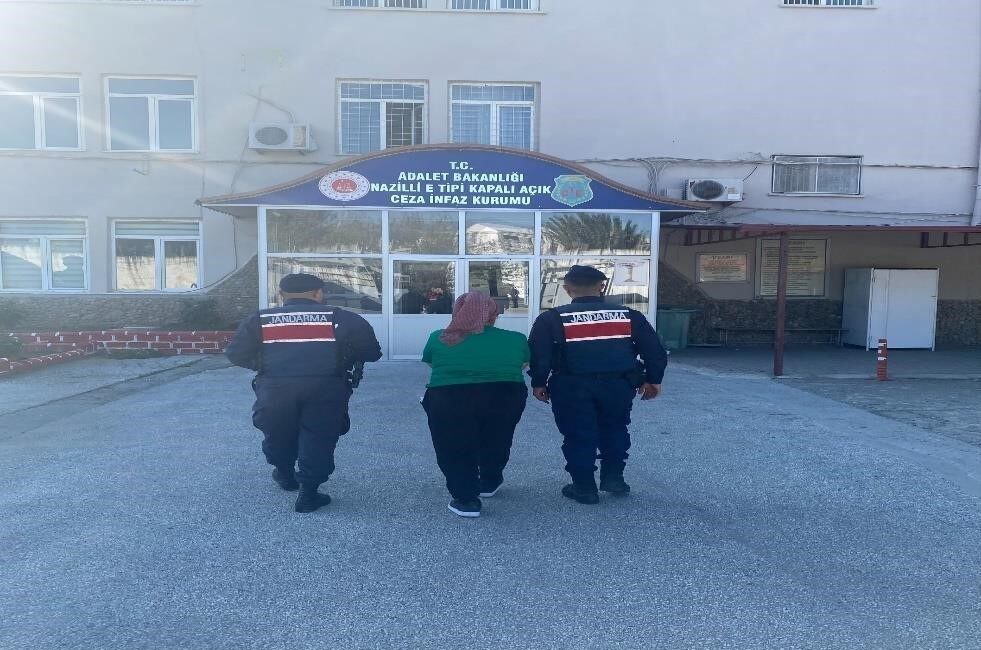 Nazilli’de Uyuşturucu Ticareti Yapan Şahıs Jandarma Ekiplerince Yakalandı Aydın'ın Nazilli ilçesinde jandarma ekipleri, uyuşturucu ticareti suçlamasıyla aranan bir