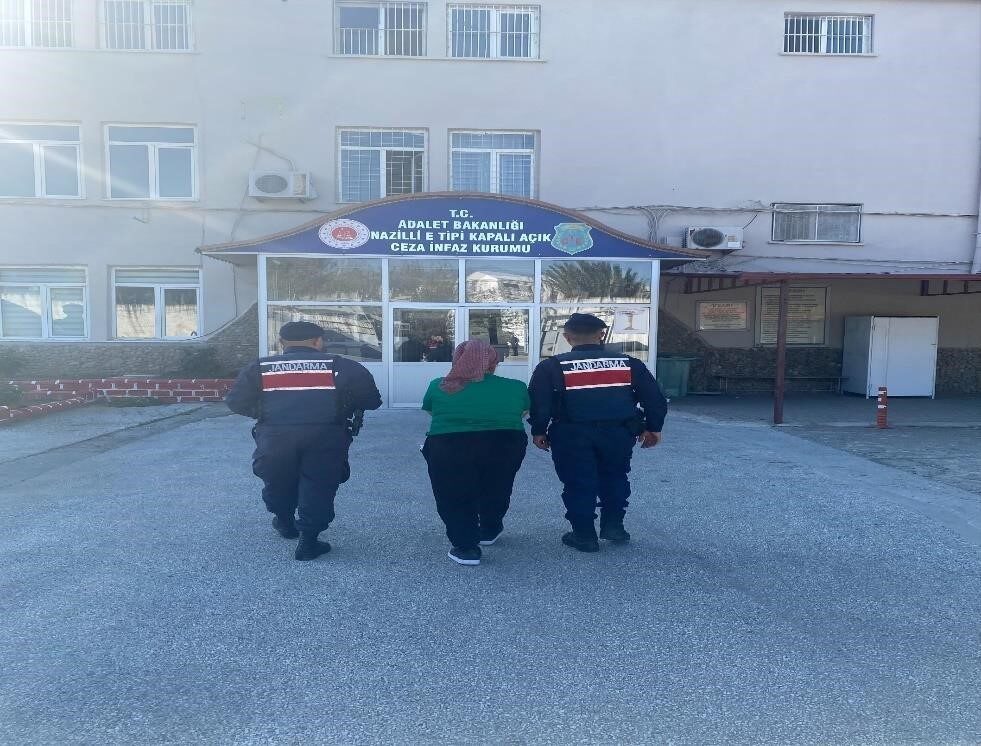 Aydın'ın Nazilli ilçesinde jandarma ekipleri, uyuşturucu ticareti suçlamasıyla aranan bir