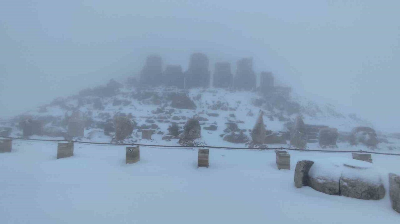 Adıyaman'daki UNESCO Dünya Kültür Mirası Nemrut Dağı, mevsimin ilk karı
