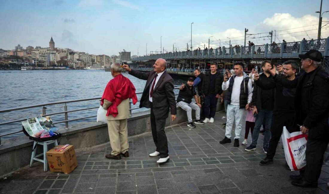 Sadık Çelikten, Neşeli Günler Filmindeki Ziya Karakterinden İlham Alarak Ücretsiz Tıraş Hizmeti Sunuyor İstanbul'da 70 yaşındaki Sadık Çelikten, "Neşeli Günler" filmindeki Ziya karakterinden