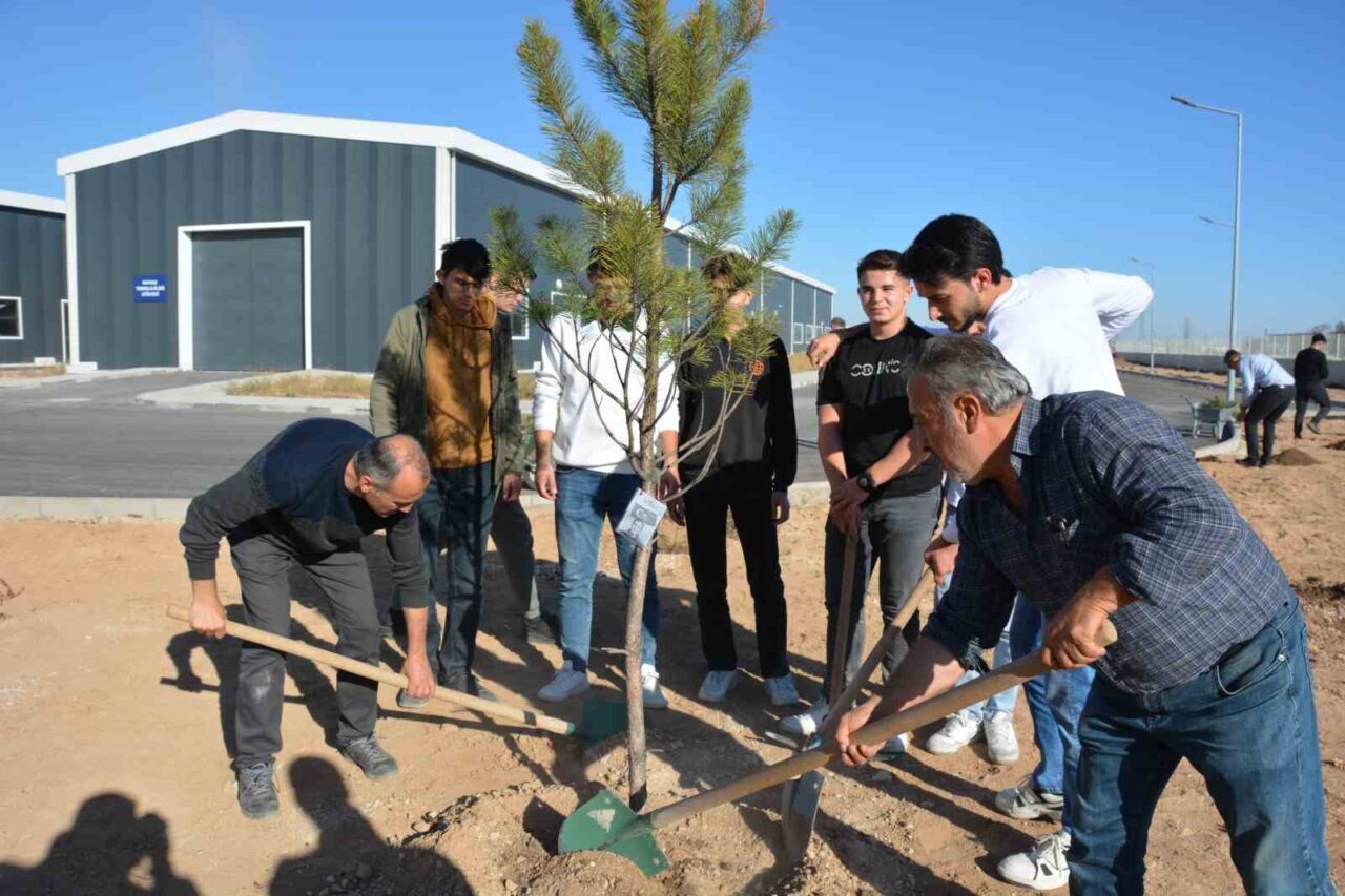 Necmettin Erbakan Üniversitesi, doğa bilincini artırmak için fidan dikme etkinlikleri