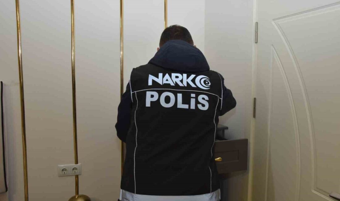 Nevşehir’de Uyuşturucu Operasyonunda 40 Kişi Gözaltına Alındı, İki Şüpheli İçin Çalışmalar Sürüyor Nevşehir'de düzenlenen helikopter destekli uyuşturucu operasyonunda 40 şüpheli gözaltına alındı.
