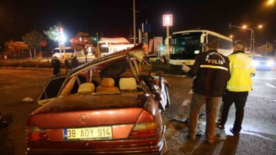 Nevşehir'in Ürgüp ilçesinde bir otobüs ile otomobilin çarpıştığı kazada, otomobildeki