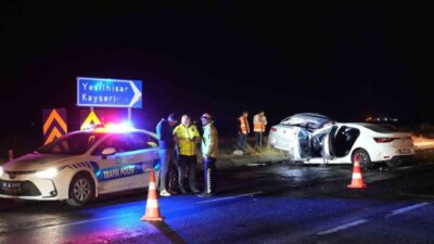 Niğde-Kayseri karayolu Çamardı kavşağında R.Ü. ile S.Y. yönetimindeki iki otomobilin