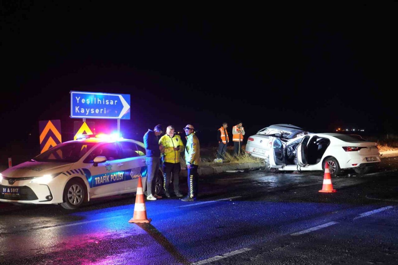 Niğde-Kayseri karayolu Çamardı kavşağında R.Ü. ile S.Y. yönetimindeki iki otomobilin
