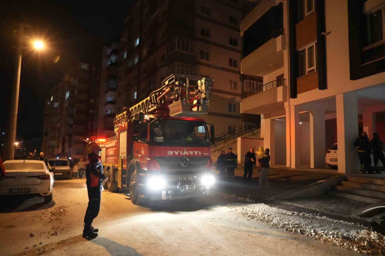 Niğde’de bir apartman dairesinde çıkan yangın itfaiye ekiplerinin müdahalesiyle kontrol altına alındı