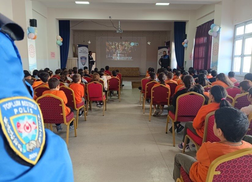 Niğde’de Gençlere Yönelik Güvenlik ve Bilinçlendirme Eğitimleri Gerçekleştirildi Niğde'de, Toplum Destekli Polislik Şube Müdürlüğü, "Niğde Gençlerine Sahip Çıkıyor"