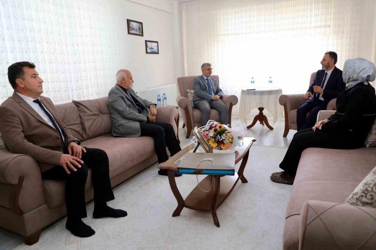 Niğde’de Vali Çelik ve Eğitim Yetkililerinden Emekli Öğretmene Ziyaret