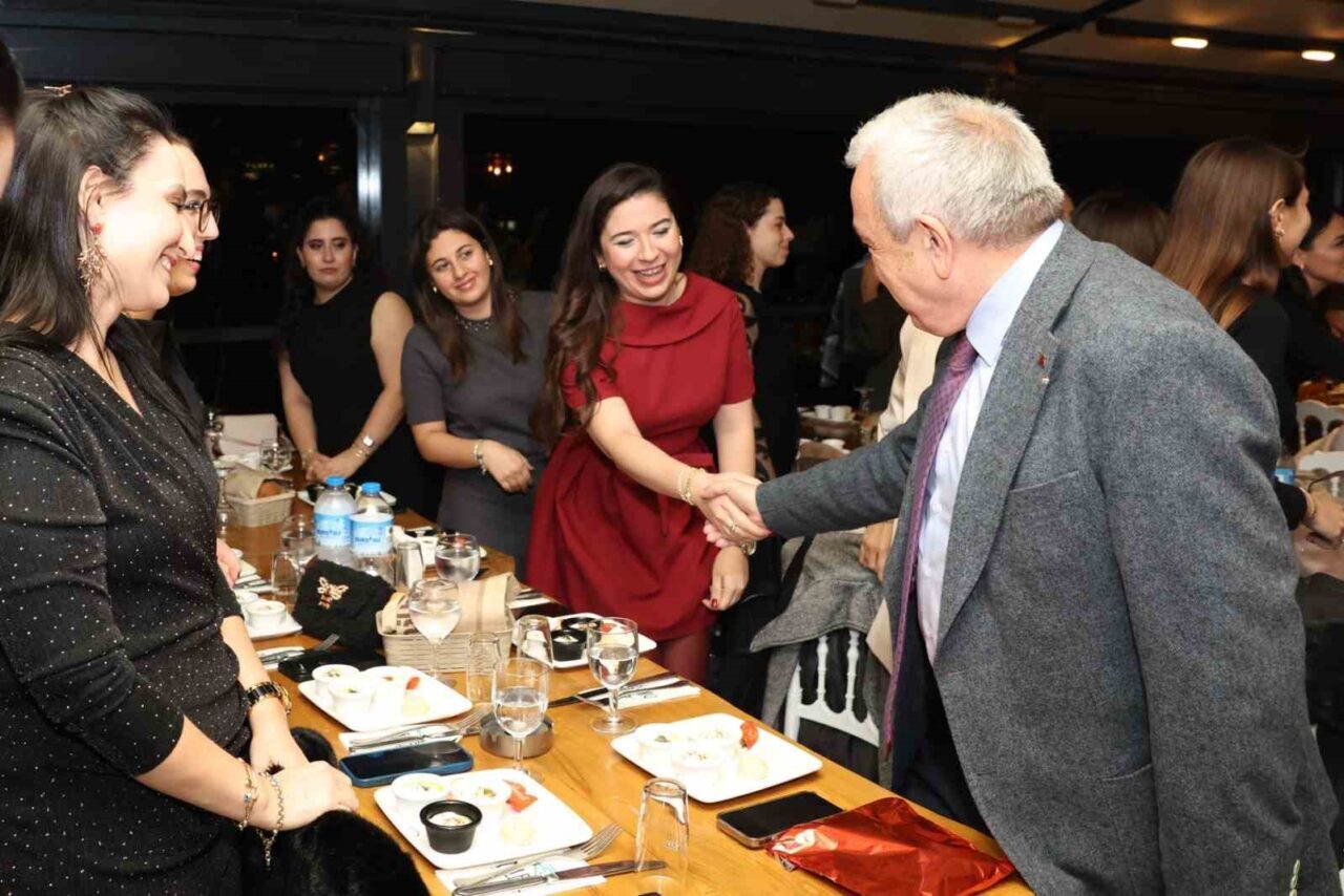 Nilüfer Belediyesi, 24 Kasım Öğretmenler Günü'nde öğretmenleri onurlandırdı. Belediye Başkanı