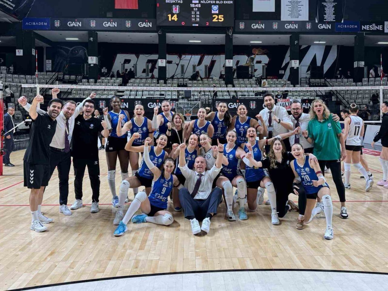 Nilüfer Belediyespor, Vodafone Sultanlar Ligi'nin 5. haftasında Beşiktaş'ı 3-0 yenerek