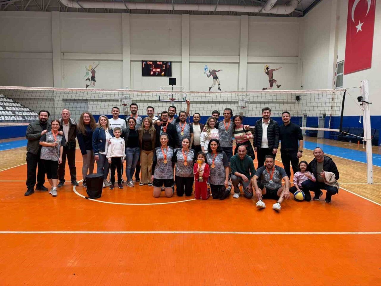 Nilüfer Belediyesi, çalışanları arasında düzenlediği voleybol turnuvasını başarıyla tamamladı. Beş
