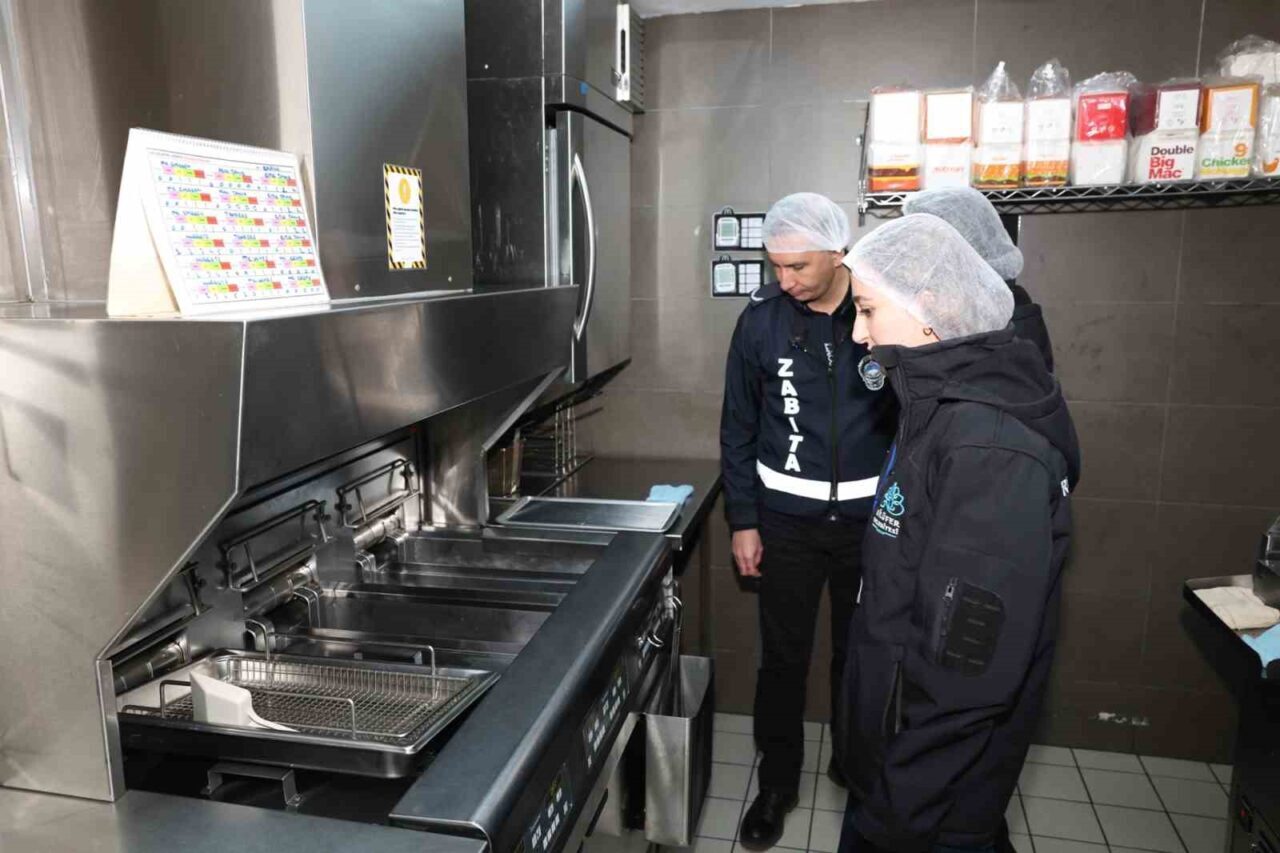 Nilüfer Belediyesi, ilçe genelindeki zincir restoranlara yönelik kapsamlı denetimler gerçekleştirdi.